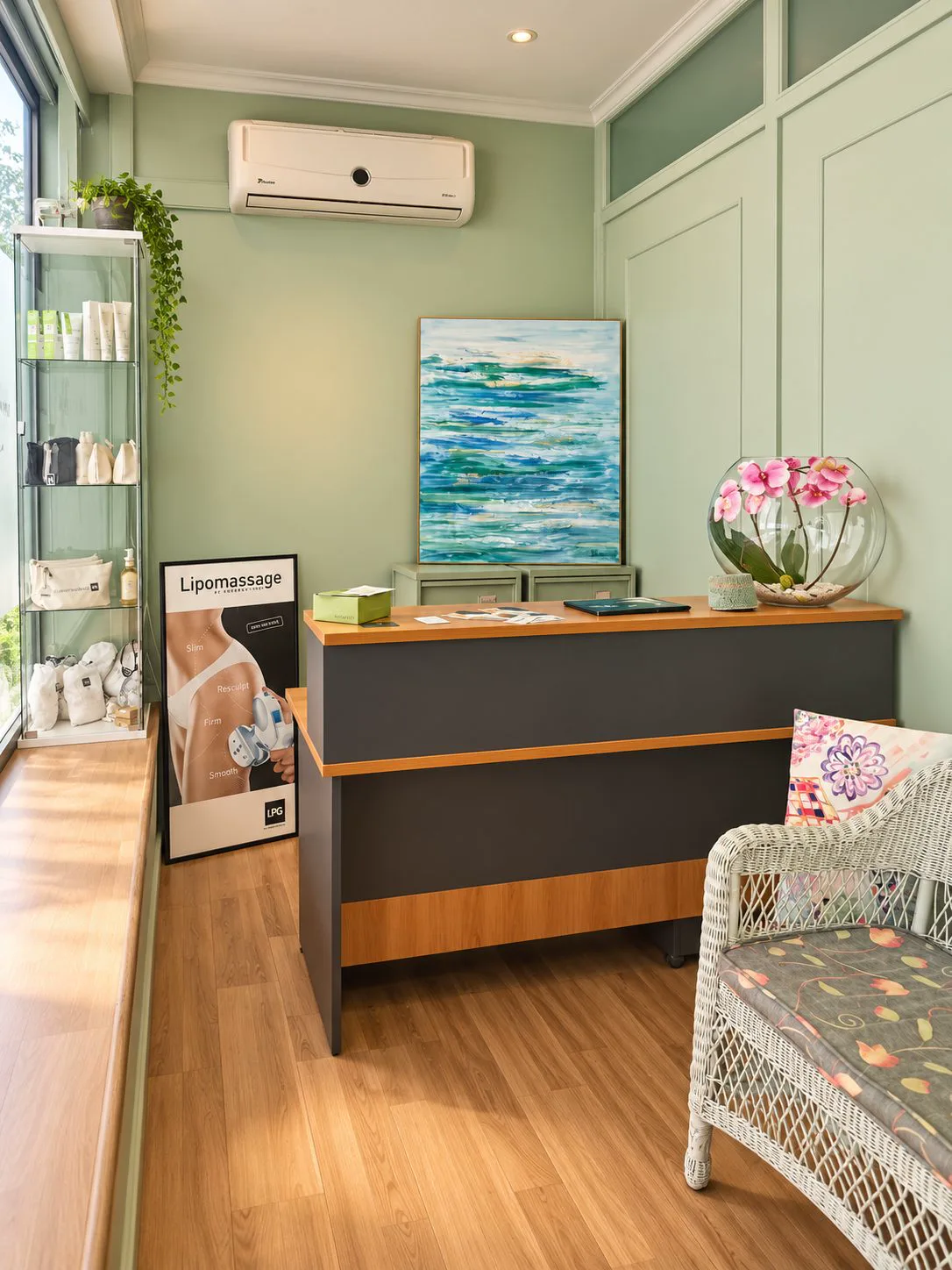 Accueil du cabinet avec comptoir et vitrine de produits