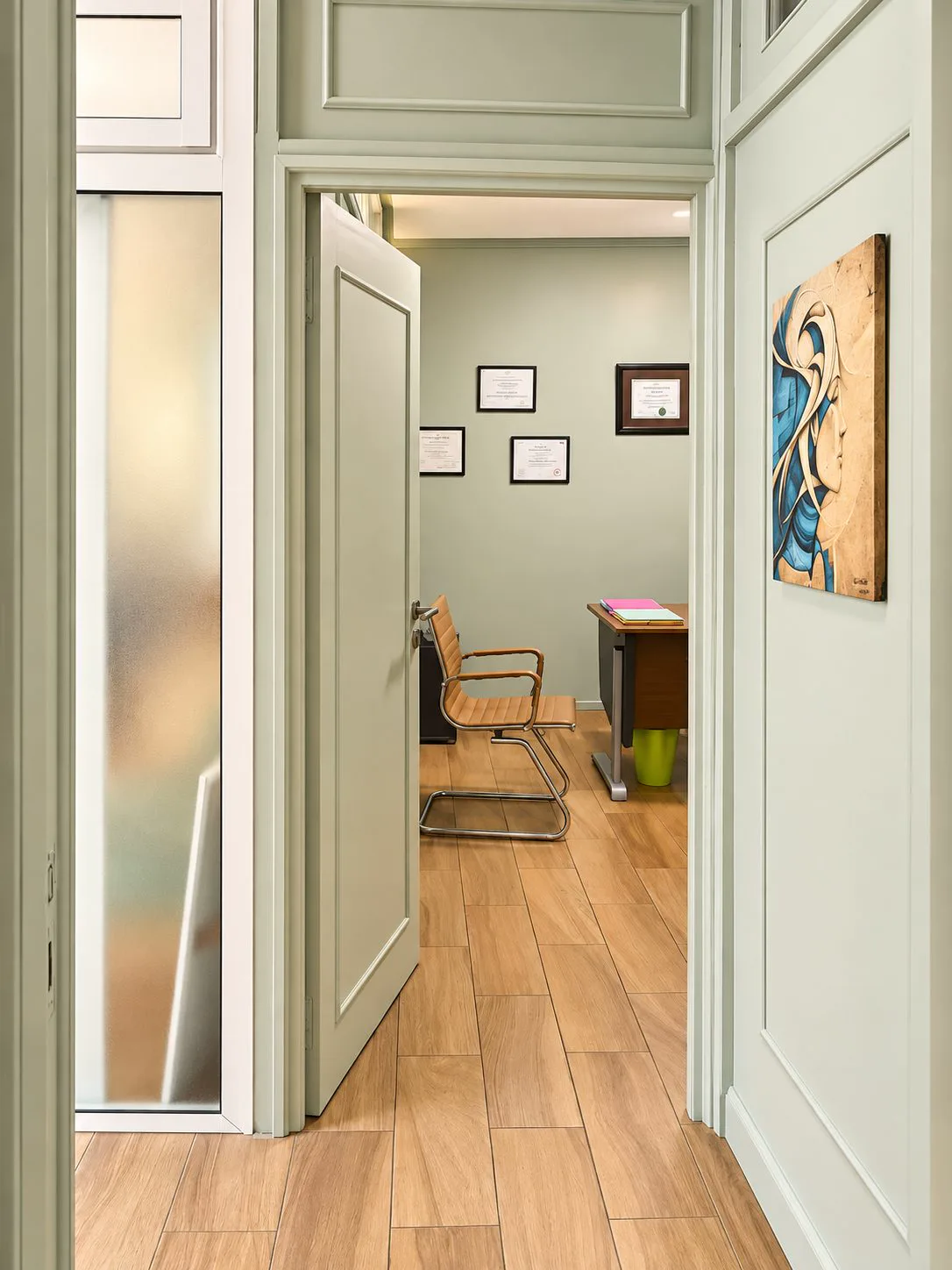 Bureau de consultation avec diplômes au mur